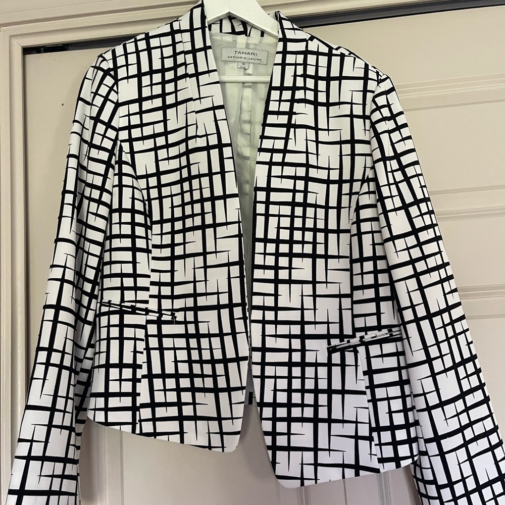 Black and white blazer. Like new condition size 10